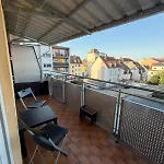 Zentrales Privatimmer - Moderne Kueche & Balkon