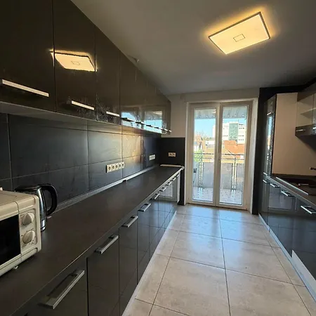 Zentrales Privatimmer - Moderne Kueche & Balkon Kwatera prywatna