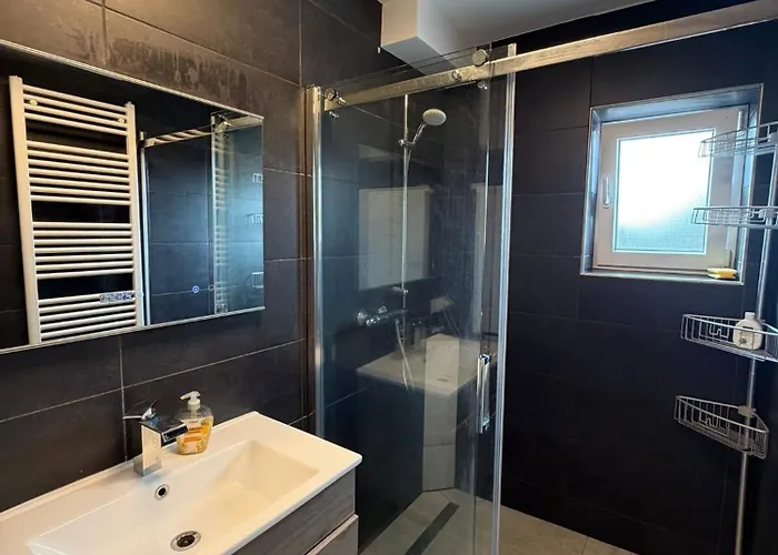 Zentrales Privatimmer - Moderne Kueche & Balkon *